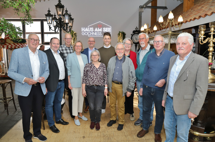 Foto: Falk Neutzer. 
Vorstand und G�ste der Seniorenunion Goch w�rdigen Wolfgang Pitz (links) f�r sein langj�hriges Engagement.